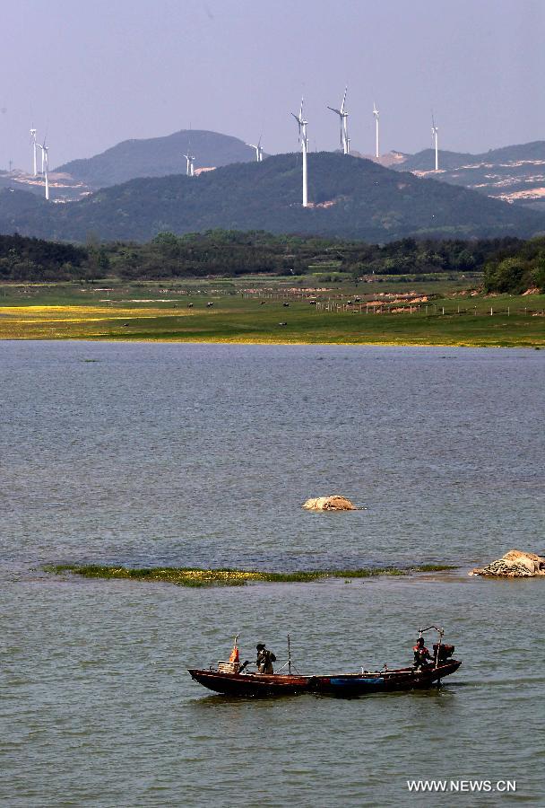 Photo taken on April 7, 2013 shows the Bijiashan Wind Power Plant beside the Poyang Lake in Jiujiang City, east China's Jiangxi Province. 