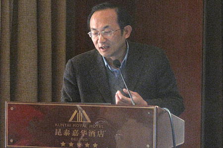 Professor Pan Xiaochuan from the School Of Public Health, Peking University, explains the research results from the report entitled 'The Detection and Research on the Heavy Metal Concentration of PM 2.5 in Beijing', on Tuesday in Beijing. [CnDG by Jiao Meng]