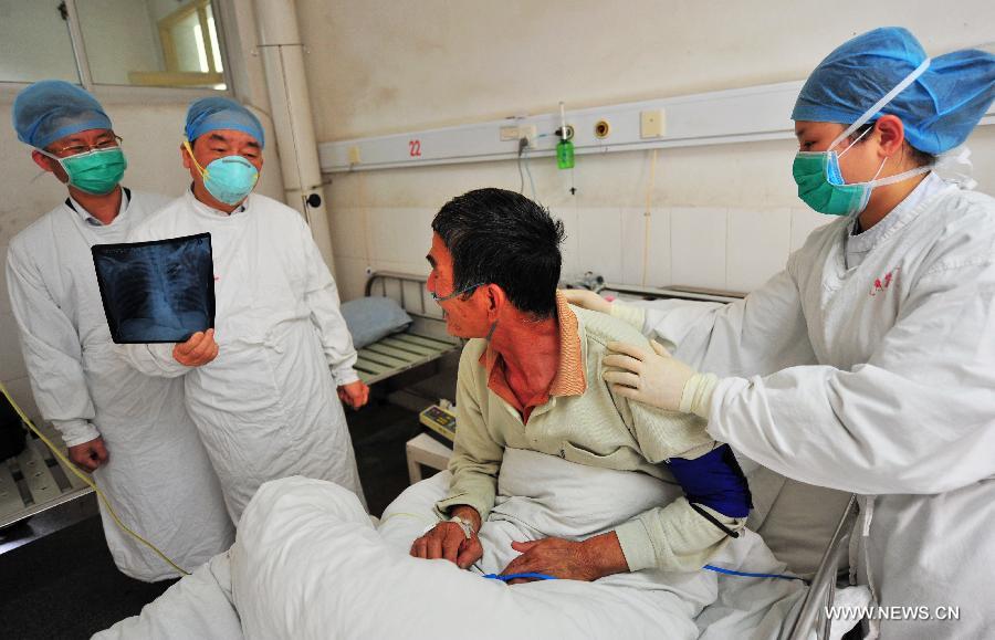 Doctors hold a consultation on the treatment for a patient surnamed Luo, the province's first human case of H7N9 avian influenza, at the No. 2 Hospital in Longyan City, southeast China's Fujian Province, April 27, 2013.