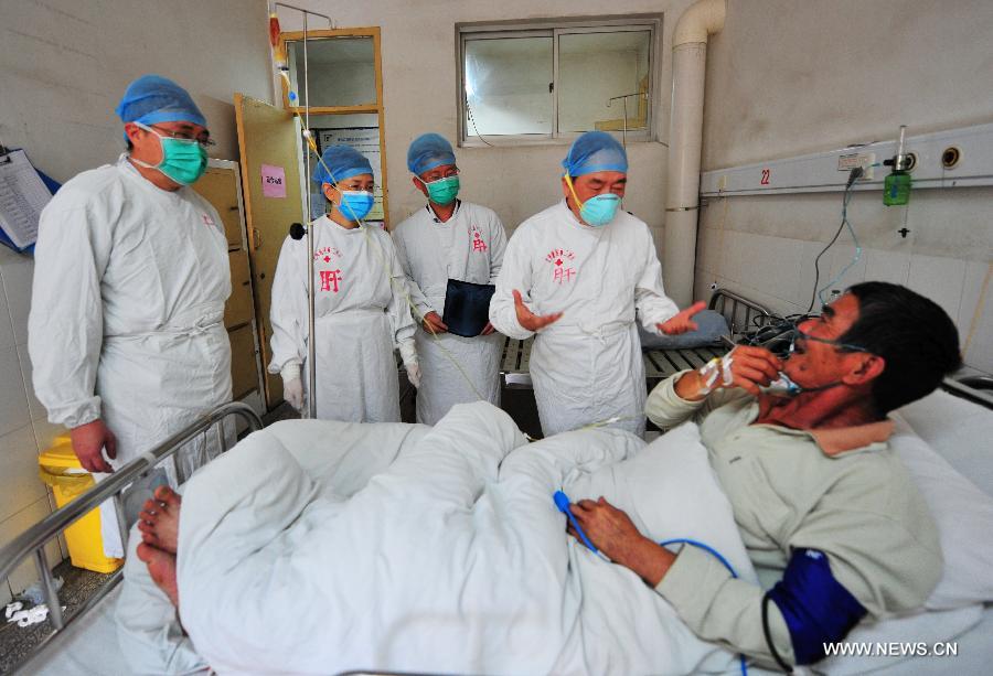 Doctors hold a consultation on the treatment for a patient surnamed Luo, the province's first human case of H7N9 avian influenza, at the No. 2 Hospital in Longyan City, southeast China's Fujian Province, April 27, 2013.