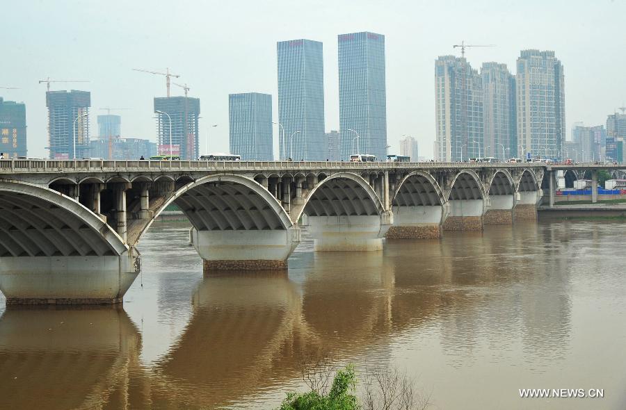 Photo taken on May 2, 2013 shows high water level under the Juzizhou Bridge on the Xiangjiang River in Changsha, capital of central China's Hunan Province. 