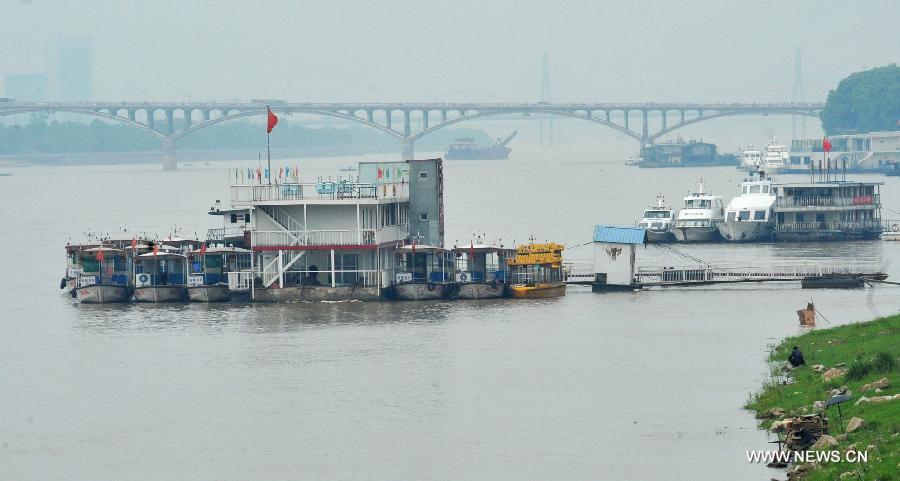 Vessels navigate on the Xiangjiang River, water level of which keeps rising, in Changsha, capital of central China's Hunan Province. Vessels navigate on the Xiangjiang River, water level of which keeps rising, in Changsha, capital of central China's Hunan Province.