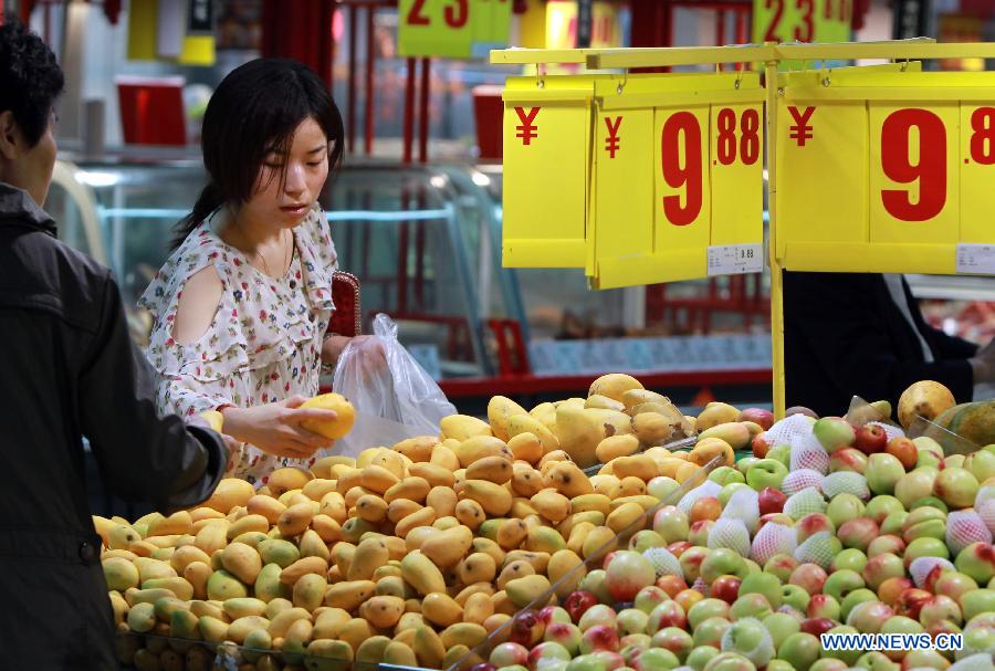 Consumers select fruit at a supermarket in Shanghai, east China, May 9, 2013. 