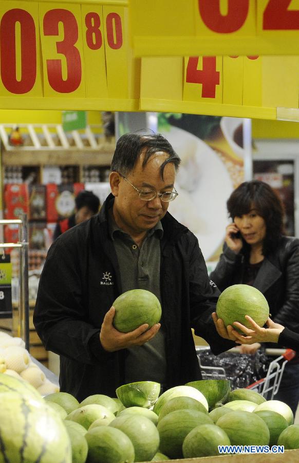 Consumers select fruit at a supermarket in Yinchuan, capital of northwest China's Ningxia Hui Autonomous Region, May 8, 2013. 