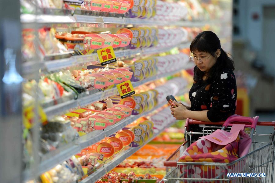 A consumer selects food at a supermarket in Hefei, capital of east China&apos;s Anhui Province, May 9, 2013. 