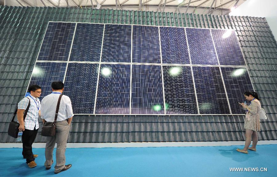 Visitors watch the photovoltaic products during the 2013 international photovoltaic exhibition in east China's Shanghai Municipality, May 14, 2013.