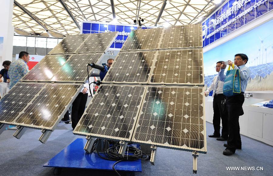 Visitors watch the photovoltaic products during the 2013 international photovoltaic exhibition in east China's Shanghai Municipality, May 14, 2013. 