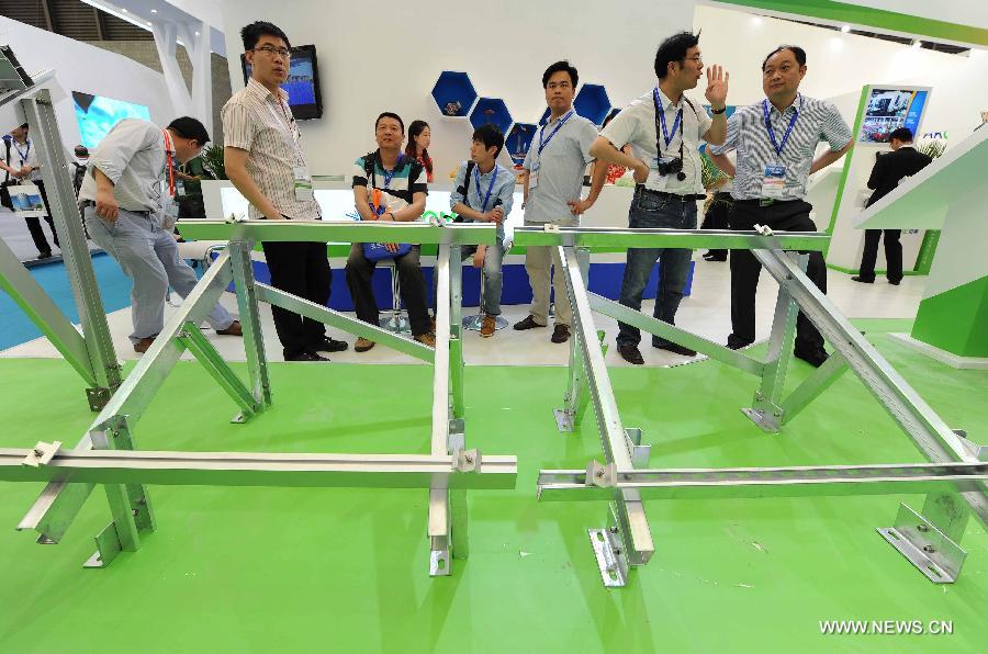 Visitors watch the photovoltaic products during the 2013 international photovoltaic exhibition in east China's Shanghai Municipality, May 14, 2013.