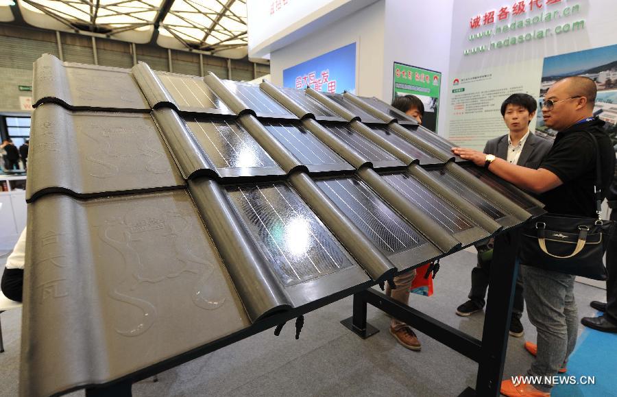 Visitors watch the photovoltaic products during the 2013 international photovoltaic exhibition in east China's Shanghai Municipality, May 14, 2013. 