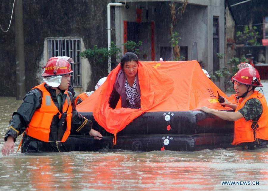 Rescuers evacuate stranded people in Yanshi Village of Shanwei City, south China's Guangdong Province, May 22, 2013. 