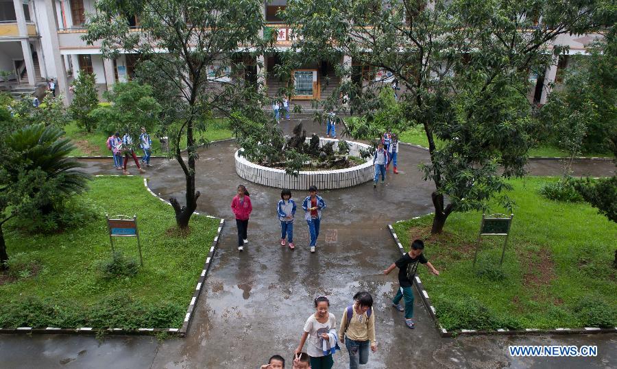 Students of the Guangfu Middle School go home after class in Jiaoling County, south China's Guangdong Province, May 23, 2013. 