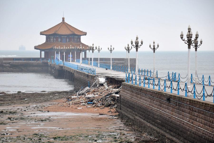 Photo taken on May 27, 2013 shows the collapsed part of Zhanqiao Bridge in Qingdao, east China's Shandong Province. 