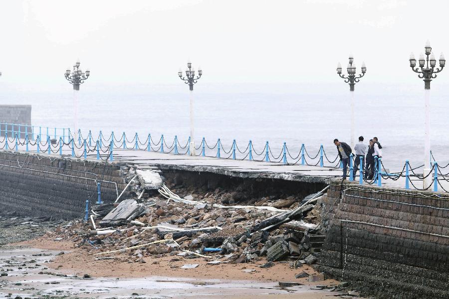 People check the collapsed part of Zhanqiao Bridge in Qingdao, east China's Shandong Province, May 27, 2013. 