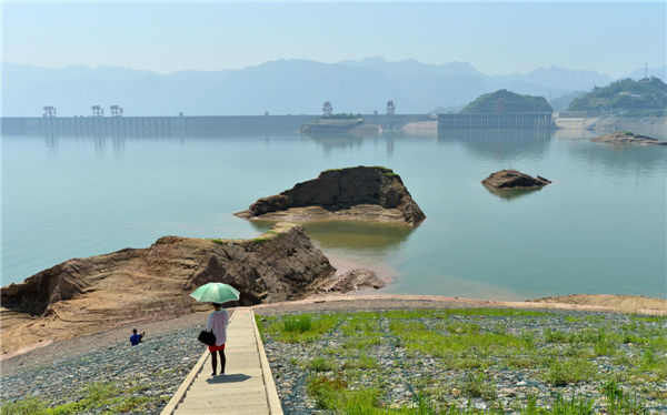 Islands appear as the water level of the Three Gorges Dam dropped to 149.97 meters in Yichang City, Hubei Province, on June 2, 2013. The water level of China's largest water control and hydropower project is set to fall below 146.5 meters before June 10, when major floods around the Yangtze River are expected.