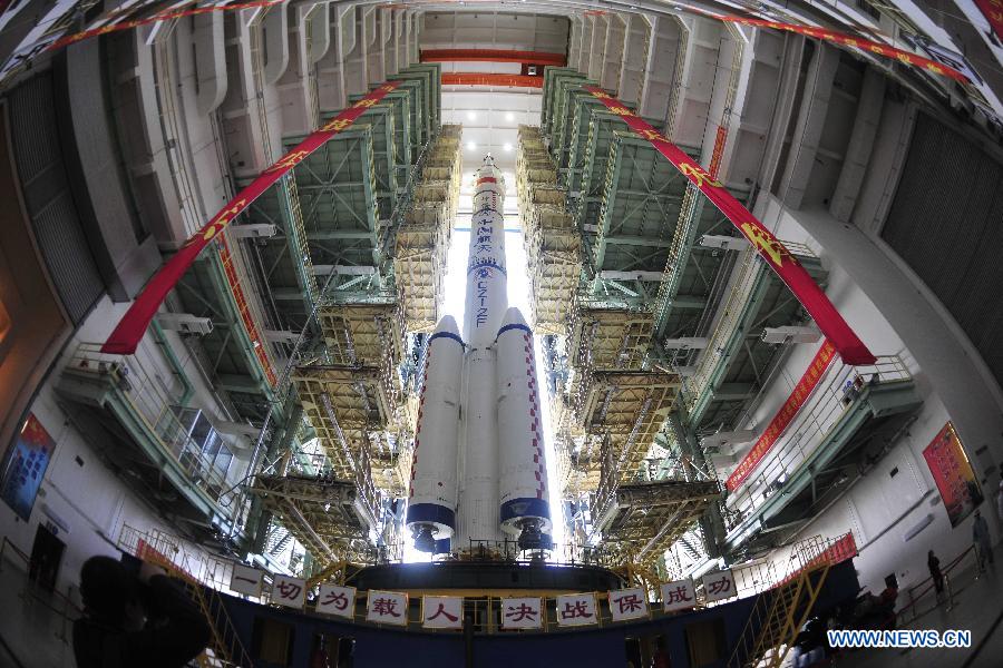 Photo taken on June 3, 2013 shows the assembly of the Shenzhou-10 spacecraft and the Long March-2F carrier rocket at Jiuquan Satellite Launch Center in Jiuquan, northwest China's Gansu Province.