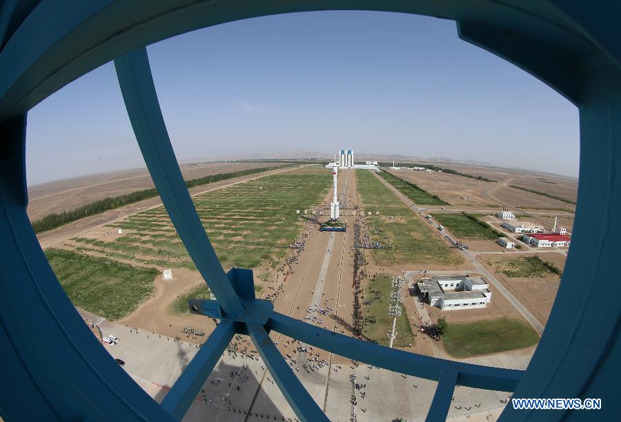 Photo taken on June 3, 2013 shows the assembly of the Shenzhou-10 spacecraft and the Long March-2F carrier rocket at Jiuquan Satellite Launch Center in Jiuquan, northwest China's Gansu Province.