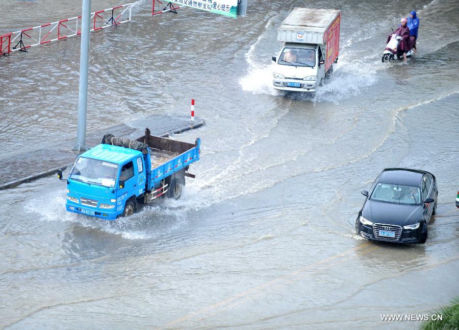 Vehicles run in floods in Nanning City, south China's Guangxi Zhuang Autonomous Region, June 4, 2013. Vehicles run in floods in Nanning City, south China's Guangxi Zhuang Autonomous Region, June 4, 2013.