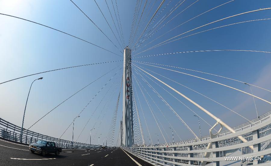 Photo taken on June 17, 2013 shows the Jiaxing-Shaoxing Sea Bridge in Shaoxing, east China's Zhejiang Province. 