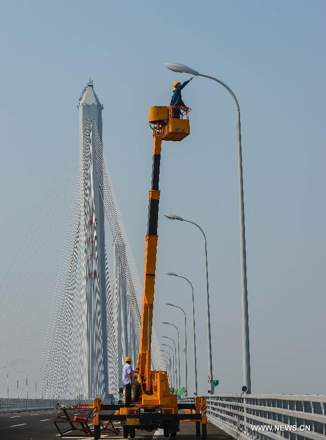 Electricians work on the Jiaxing-Shaoxing Sea Bridge in Shaoxing, east China's Zhejiang Province, June 17, 2013. 