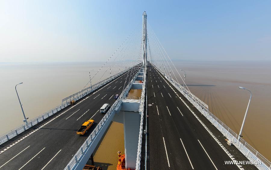 Photo taken on June 17, 2013 shows the Jiaxing-Shaoxing Sea Bridge in Shaoxing, east China's Zhejiang Province. 