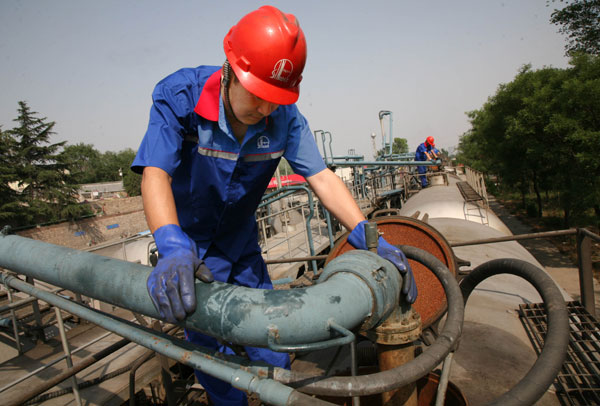 A worker checks a pipeline at an oil depot of Sinopec Group in Pingdingshan, Henan Province. An official from the group said it is holding talks with Iceland over oil exploration in the Arctic.