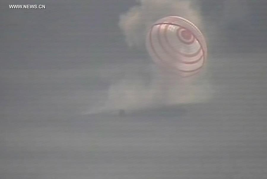 The screenshot shows the successful landing of the re-entry capsule of China's Shenzhou-10 spacecraft during its return to earth on June 26, 2013. 