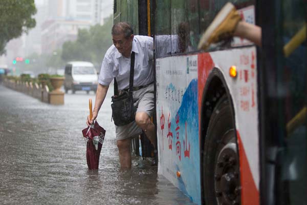 Downpours on Tuesday seriously disrupt traffic in Nanjing, capital of Jiangsu Province. Heavy rain that has affected the middle and lower reaches of the Yangtze River since Monday is expected to last for about a week. Downpours on Tuesday seriously disrupt traffic in Nanjing, capital of Jiangsu Province. Heavy rain that has affected the middle and lower reaches of the Yangtze River since Monday is expected to last for about a week.