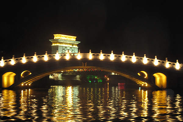 This photo taken on June 27th shows the evening scenery of Guilin in southeast China's Guangxi Autonomous Region. The water system cruise has become one of Guilin's top tourist attractions. It starts from Zhiyin Dock, which is on the east bank of Shanhu Lake, and goes via Shan, Rong, Gui, Mulong, which then joins the Li River, ending at the Liberation Bridge. [CnDG by Jiao Meng] 