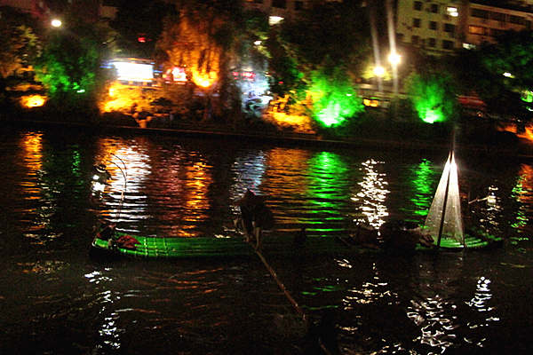 A fisher tries to catch fish with the help of fish hawk. [CnDG by Jiao Meng]