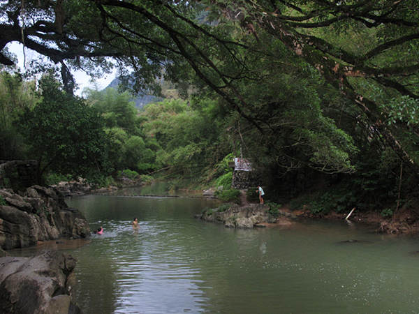 Boys swim in the Yaojiang River. [CnDG by Jiao Meng]