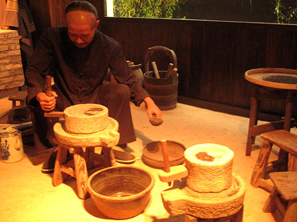 Black sesame paste is a traditional snack in South China that became popular nationwide due to a TV ad made by Nanfang Black Sesame Group in the early 1990’s. Traditional cooking procedures include decladding, screening, grinding and boiling, etc. [CnDG by Jiao Meng]