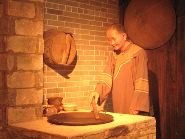 Black sesame paste is a traditional snack in South China that became popular nationwide due to a TV ad made by Nanfang Black Sesame Group in the early 1990’s. Traditional cooking procedures include decladding, screening, grinding and boiling, etc. [CnDG by Jiao Meng]