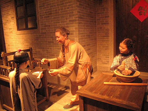 These wax figures recreate the old street peddling way of making black sesame paste. [CnDG by Jiao Meng]