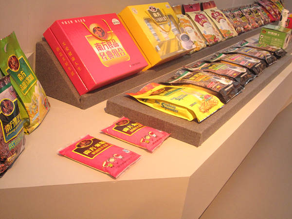 Various black sesame products made through modern production processes are displayed in the museum. [CnDG by Jiao Meng]