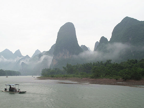 The Lijiang River belongs to the Pearl River system. With mountains and waters in the landscape, it is the essence of Guilin scenery of the Guangxi Zhuang Autonomous Region. [CnDG by Jiao Meng]