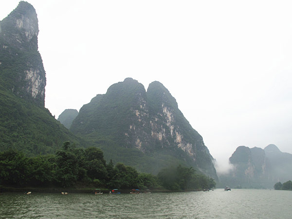 The Lijiang River belongs to the Pearl River system. With mountains and waters in the landscape, it is the essence of Guilin scenery of the Guangxi Zhuang Autonomous Region. [CnDG by Jiao Meng]