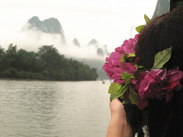  A female tourist takes photos. [CnDG by Jiao Meng]