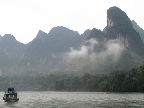 The Lijiang River belongs to the Pearl River system. With mountains and waters in the landscape, it is the essence of Guilin scenery of the Guangxi Zhuang Autonomous Region. [CnDG by Jiao Meng]