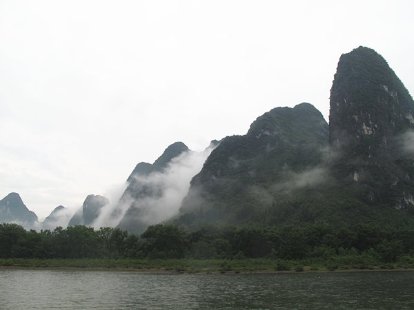 The Lijiang River belongs to the Pearl River system. With mountains and waters in the landscape, it is the essence of Guilin scenery of the Guangxi Zhuang Autonomous Region. [CnDG by Jiao Meng]