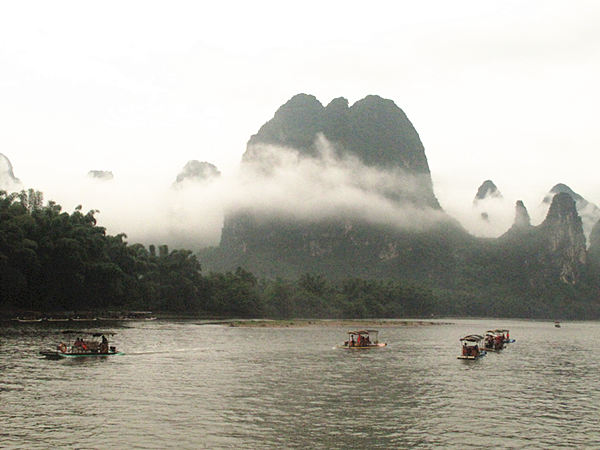 The Lijiang River belongs to the Pearl River system. With mountains and waters in the landscape, it is the essence of Guilin scenery of the Guangxi Zhuang Autonomous Region. [CnDG by Jiao Meng]