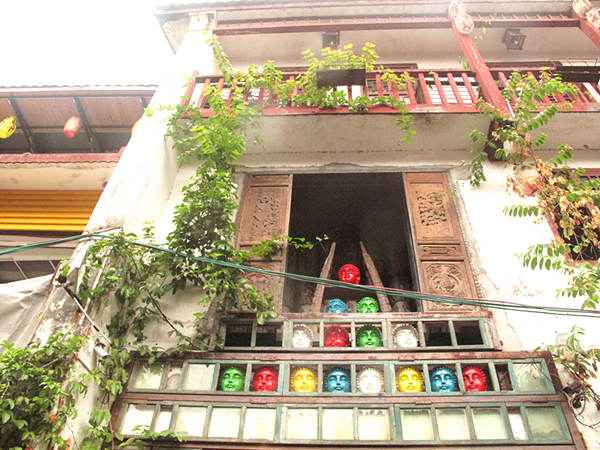 With a history of over 1,400 years, West Street is located in the center of Yangshuo County and is also called Foreigner’s Street. Here, the bars, hotels, Internet cafes and painting shops’ decoration style is mostly Chinese mixed with Western culture. [CnDG by Jiao Meng]