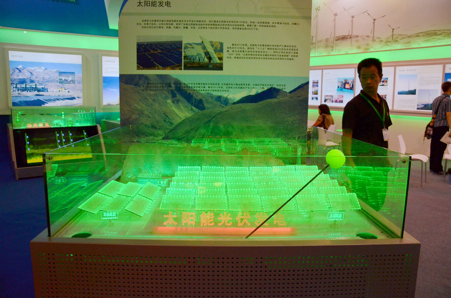 2013 China Clean Energy Expo kicked off on Wednesday at China National Convention Center in Beijing. Nearly 300 enterprises from over 20 countries around the world participated in the trade fair. 