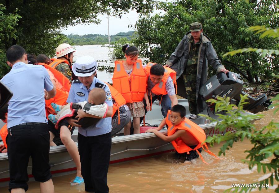 Rescuers evacuate villagers stranded by floods in Hebei Village, Qingyang County, east China's Anhui Province, July 6, 2013.