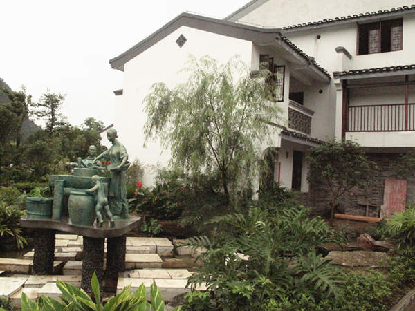 A bronze statue displays how to make tofu in the traditional way. [CnDG by Jiao Meng]