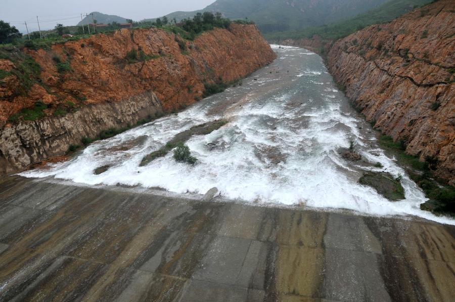 The south sluice gate of the Xidayang reservoir is opened to release water as the major flood period has come in Baoding, north China's Hebei Province, July 11, 2013. The south sluice gate of the Xidayang reservoir is opened to release water as the major flood period has come in Baoding, north China's Hebei Province, July 11, 2013.