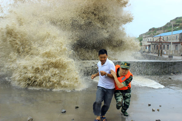 Typhoon Soulik brings heavy rains and spectacular waves along the coasts of Fujian and Zhejiang provinces when making landfall.