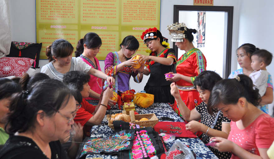 Laid-off woman gather to learn techniques in a handicraft workshop at Cheliangchang Community of Liuzhou City, south China's Guangxi Zhuang autonomous region. (People's Daily Online/Ye Xin)