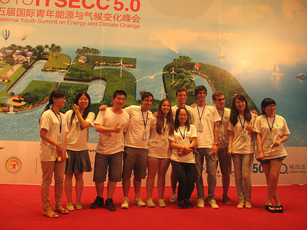 Participants take a group photo during the break.[CnDG by Jiao Meng]