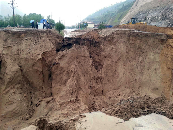 Rain-triggered floods wash out roads at Huanxian County, northwest China's Gansu Province on July 15，2013.