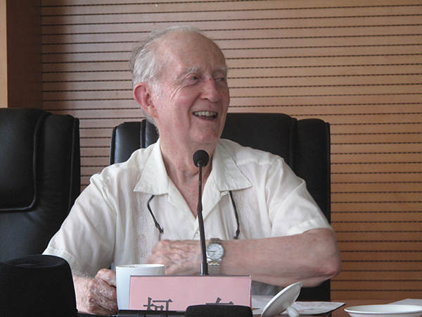 Dr. John B. Cobb Jr., President of the Institute for Postmodern Development of China at Claremont Lincoln University, introduces the concept of ecological civilization in a seminar held in Beijing on July 21. [CnDG by Jiao Meng]
